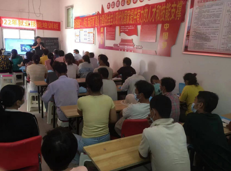 助推“人人持證、技能河南”建設(shè) 開封市鼓樓區(qū)花生高產(chǎn)培訓(xùn)班開課