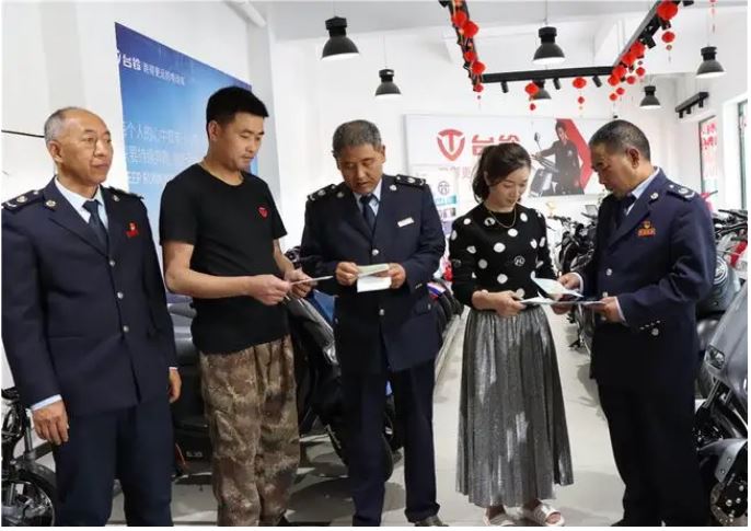 稅務(wù)“青年先鋒隊”助推市民購車熱情