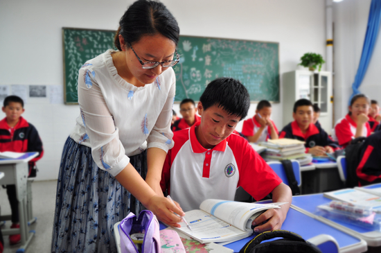 教育幫扶成為民族團結(jié)的“黏合劑” 牽手十八載，漢藏兩地共育“格桑花