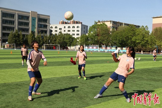 走近一支建隊35年的蒙古族學(xué)校女足隊——草原“玫瑰”正怒放