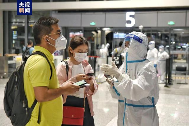 海南海口：首批660名滯留旅客12日凌晨乘機(jī)離島返程