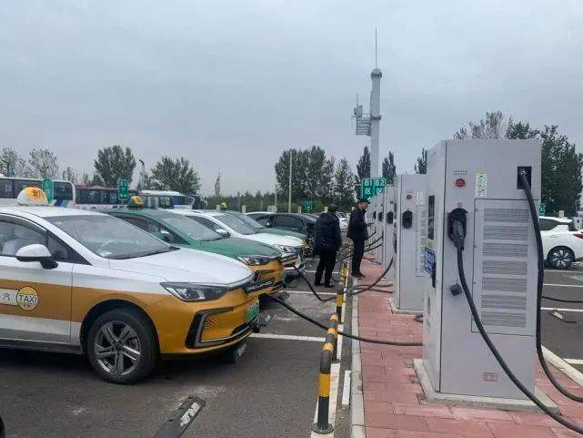 除高寒高海拔地區(qū)以外 力爭年底前充電設施覆蓋全國高速公路服務區(qū)