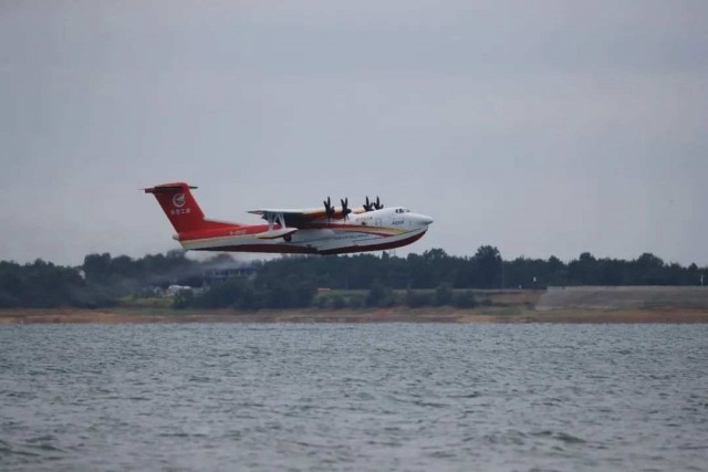 AG600M“鯤龍”全狀態(tài)新構(gòu)型滅火機(jī)水上首飛成功