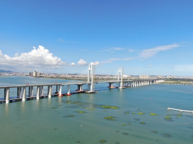 中國高鐵實現(xiàn)“跨海過橋不減速”