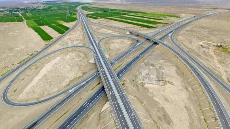 新疆依若高速正式通車 進(jìn)出疆第三條高速公路大通道形成