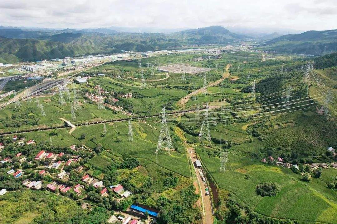 綠電東送，點(diǎn)亮萬(wàn)家燈火（新時(shí)代畫(huà)卷）