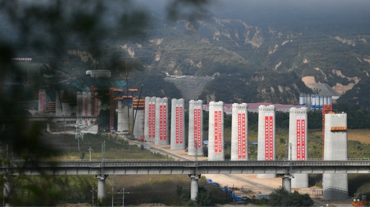 陜北革命老區(qū)首條高鐵建設(shè)穩(wěn)步推進(jìn)