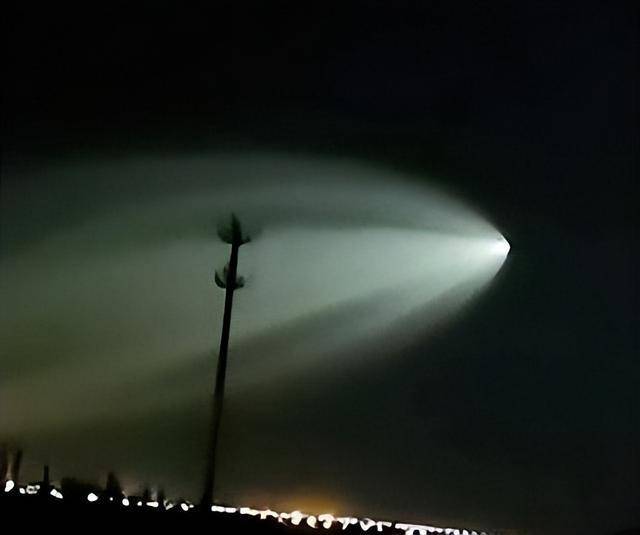 新疆多地拍到空中巨大發(fā)光不明飛行物，網(wǎng)友：外星人開遠(yuǎn)光燈了？