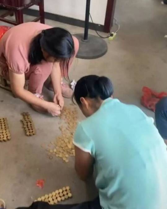 老人去世留下一柜子錢，10多人花了半天時間才數(shù)完