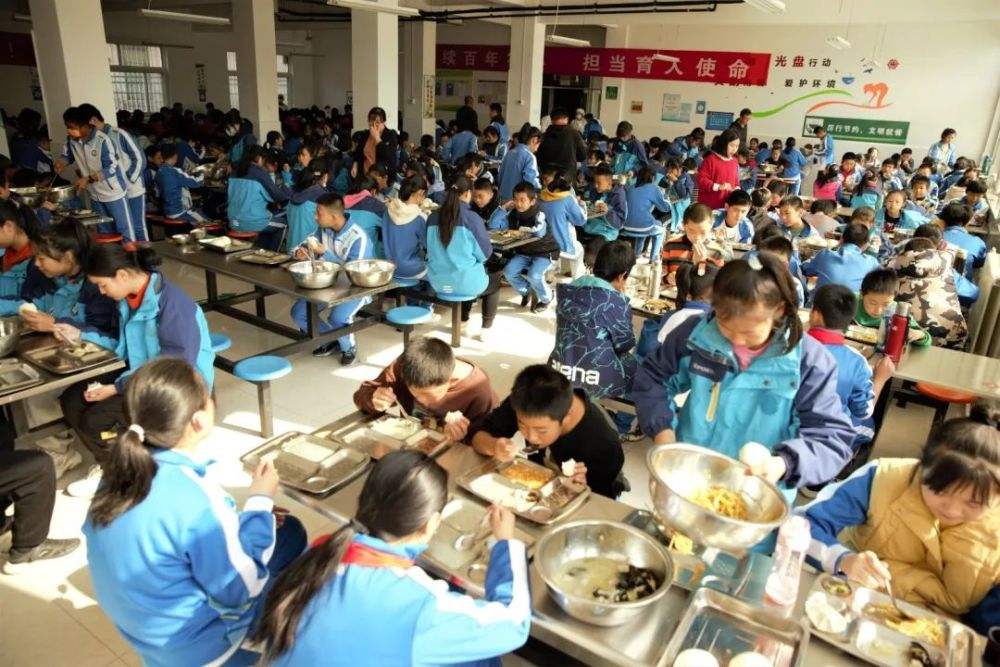 十年來(lái)，中西部農(nóng)村中小學(xué)生吃得更好、長(zhǎng)得更高
