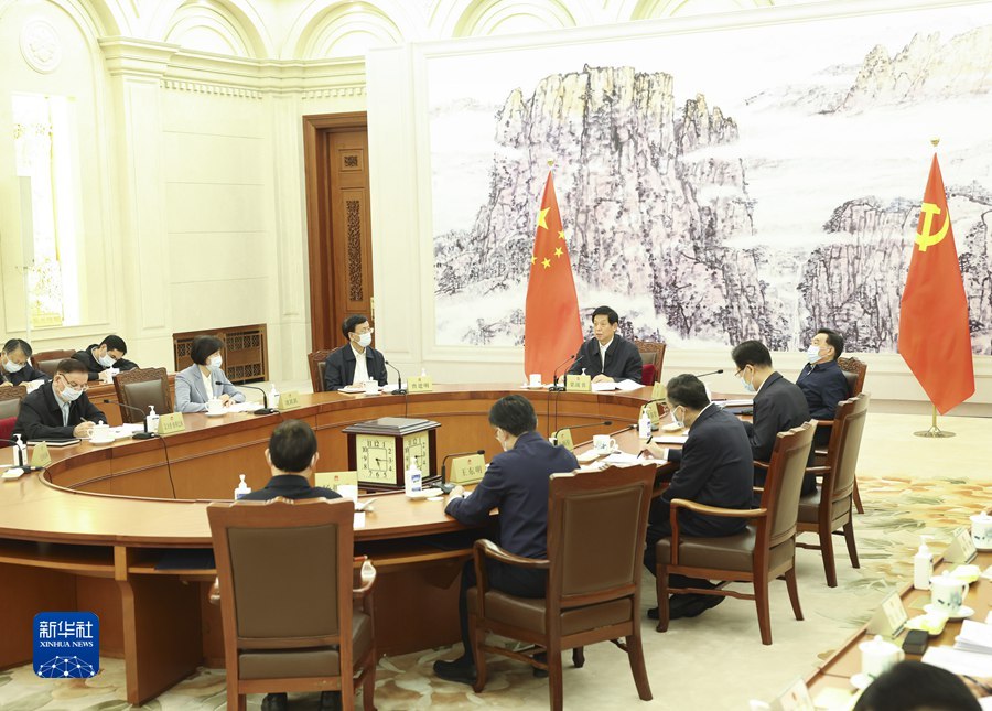栗戰(zhàn)書在全國人大常委會黨組傳達(dá)學(xué)習(xí)黨的二十大精神時強(qiáng)調(diào) 深刻領(lǐng)悟“兩個確立”的決定性意義 用黨的二十大精神指引人大工作發(fā)展