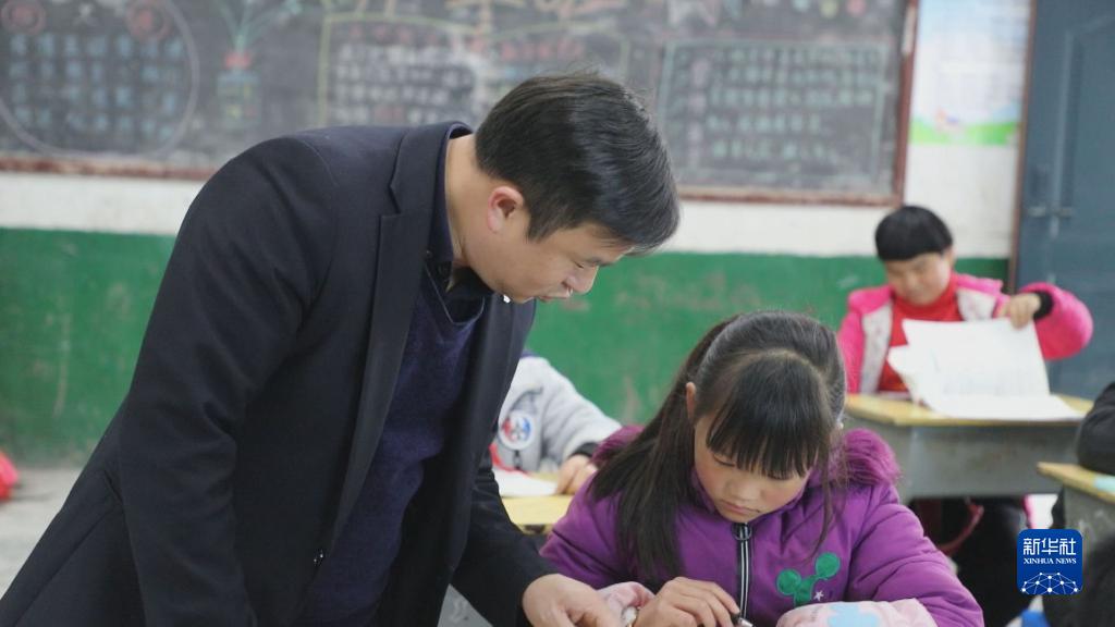 牢記囑托建新功丨努力給孩子們前進(jìn)的路照得亮一些