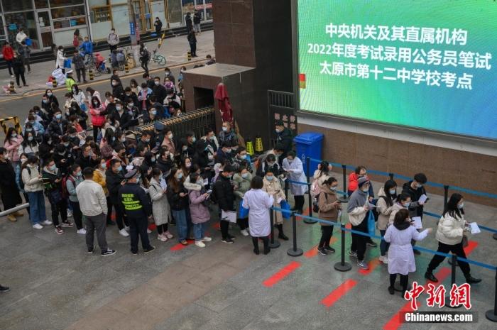 連續(xù)多年超百萬人趕考 國考招錄呈現(xiàn)哪些特征？