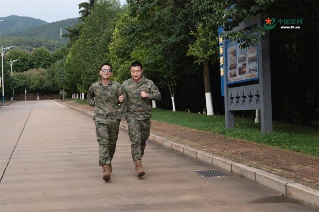 “杜富國！”“到！”——排雷英雄戰(zhàn)士回歸隊列
