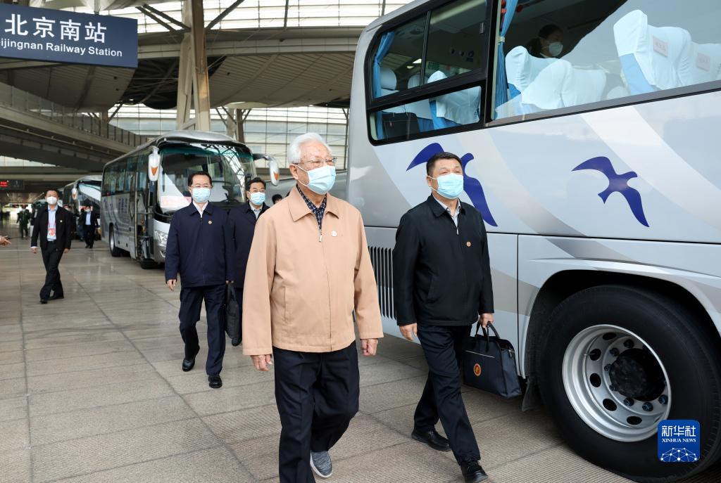 肩負責任重托 滿懷信心期待 我省出席黨的二十大代表抵京