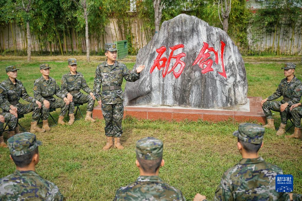 始終做黨和人民完全可以信賴的英雄軍隊(duì)——解放軍和武警部隊(duì)認(rèn)真學(xué)習(xí)、深刻領(lǐng)會(huì)黨的二十大精神