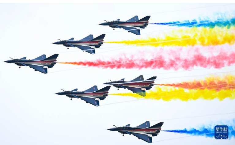 空軍50型武器裝備在中國航展成體系亮相 多型戰(zhàn)機飛行表演展現(xiàn)實戰(zhàn)化軍事訓(xùn)練成就