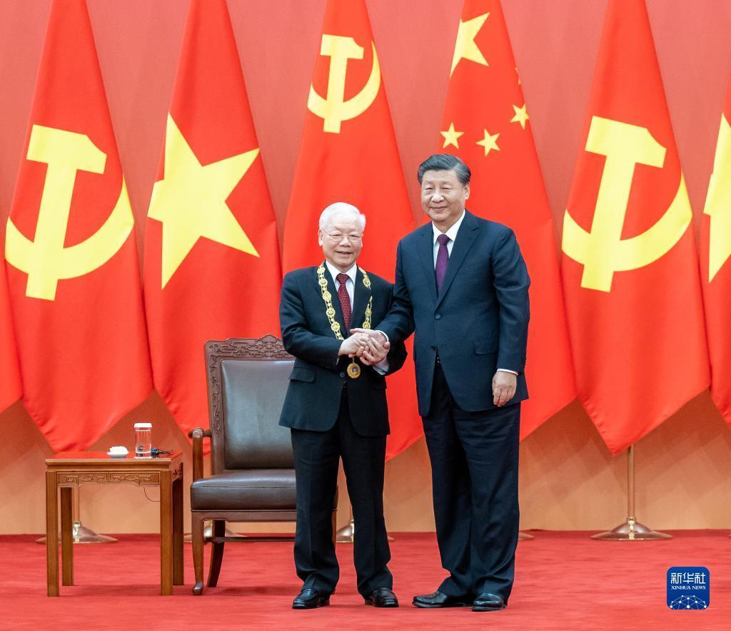 習(xí)近平向越共中央總書記阮富仲授予“友誼勛章”并舉行隆重頒授儀式