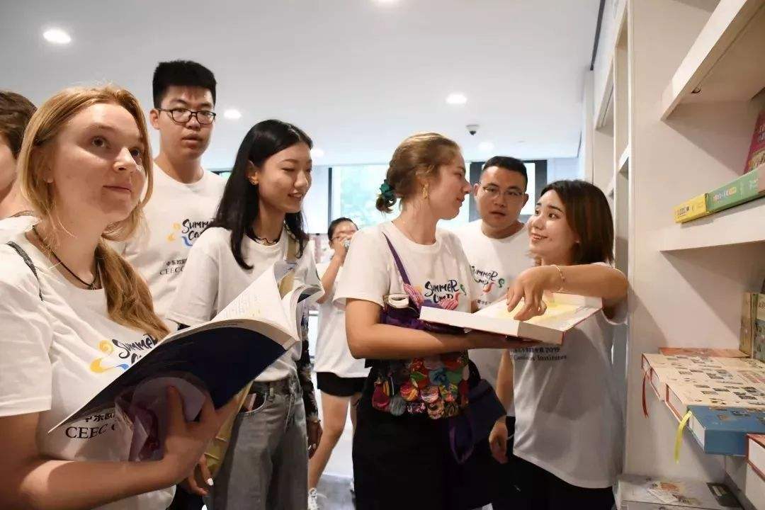 中外大學(xué)生社會實(shí)踐近距離感受中國 走過看過體悟過 方能讀懂今日中國