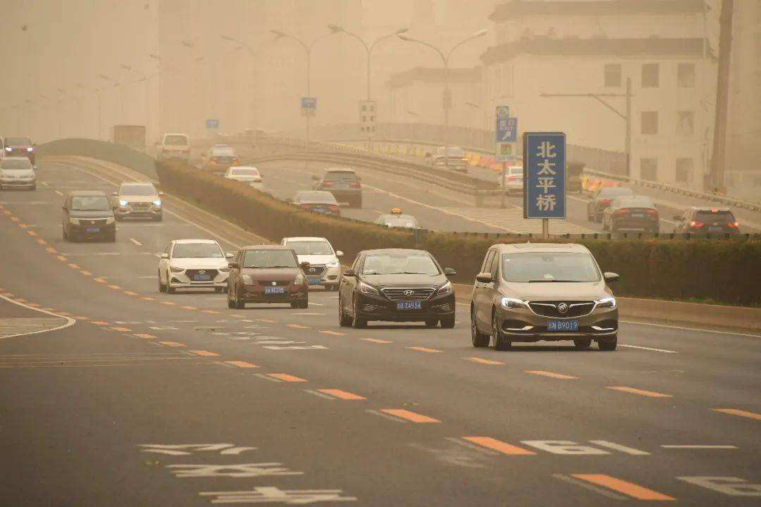 大風沙塵雙預警生效中！北京今日大風伴沙塵陣風將達6至7級