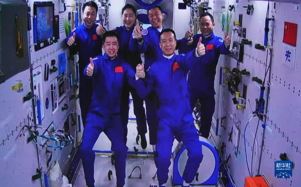 兩個航天員乘組首次“太空會師” 開啟中國空間站長期有人駐留時代