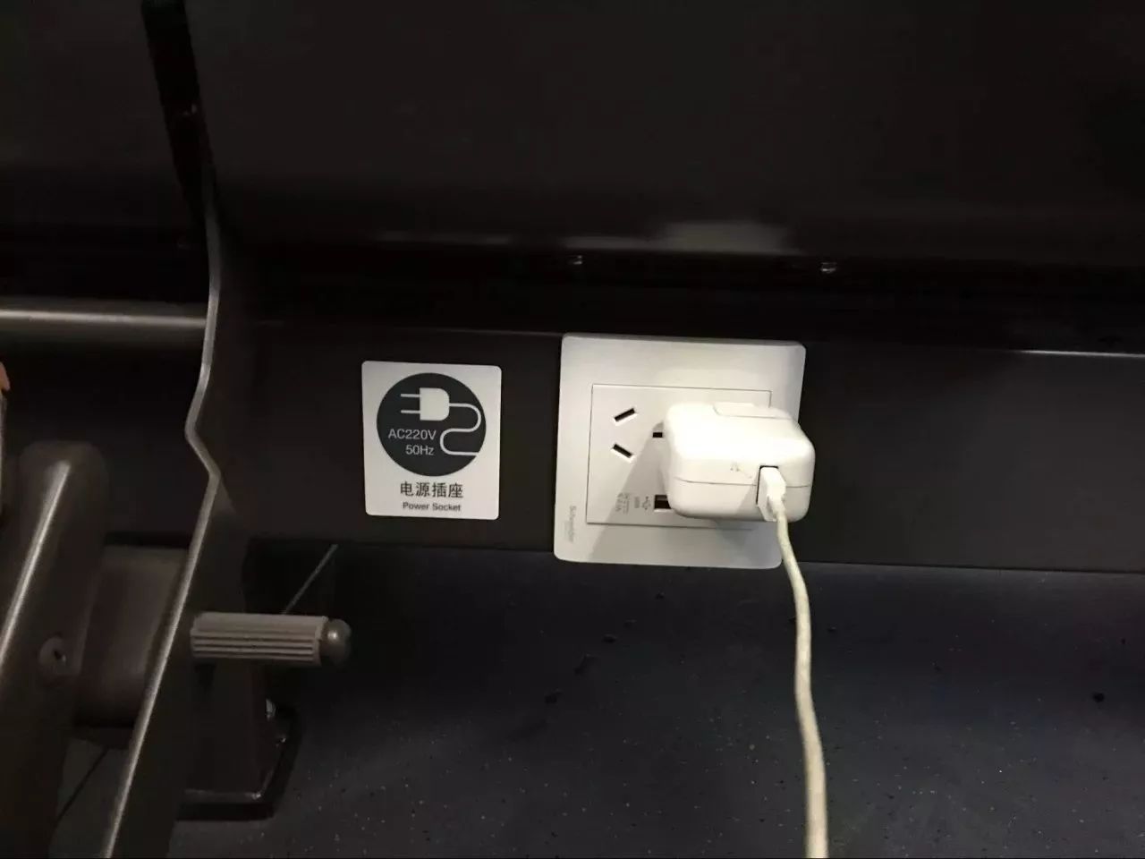 觀察：高鐵車站設免費充電插座不應那么難