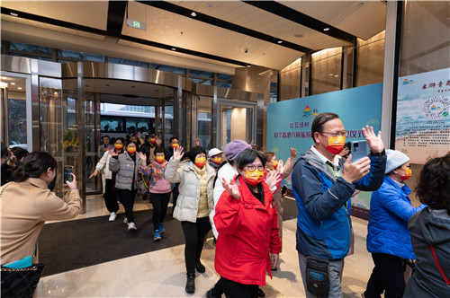 跨境游重啟！山東首個入境旅行團(tuán)抵達(dá)青島 香港游客：很期待這里的美景與海鮮！