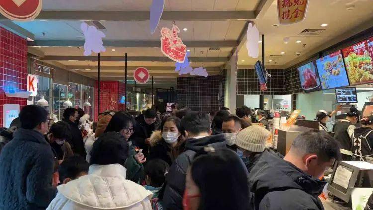 食客排長隊(duì)、演出門票上線即售罄……各類消費(fèi)熱起來