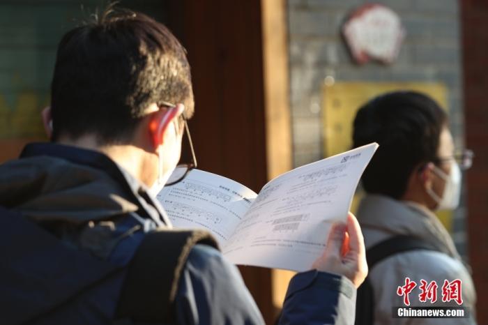 公務(wù)員招錄部分崗位放寬年齡，年輕人機(jī)會(huì)少了嗎？