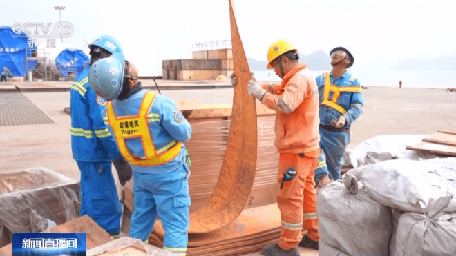 我國首座深遠(yuǎn)海浮式風(fēng)電平臺(tái)“海油觀瀾號(hào)”啟航