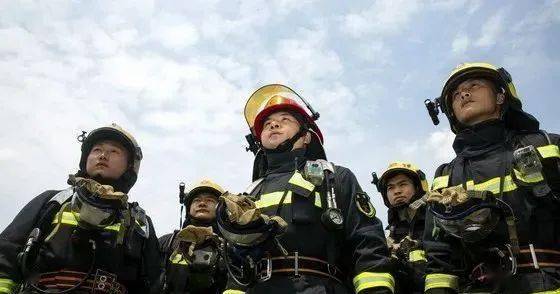 “火焰藍”與村民的“雙向守護”：既是緊急救援的戰(zhàn)士，也是百姓最親的孩子