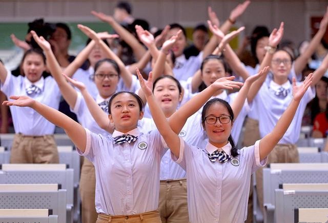 真正把青少年培養(yǎng)成為擁有“四個自信”的孩子