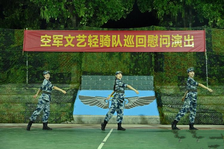 理論大餐送到戰(zhàn)位一線——空降兵某部組建“天兵理論文藝輕騎隊”下部隊巡演