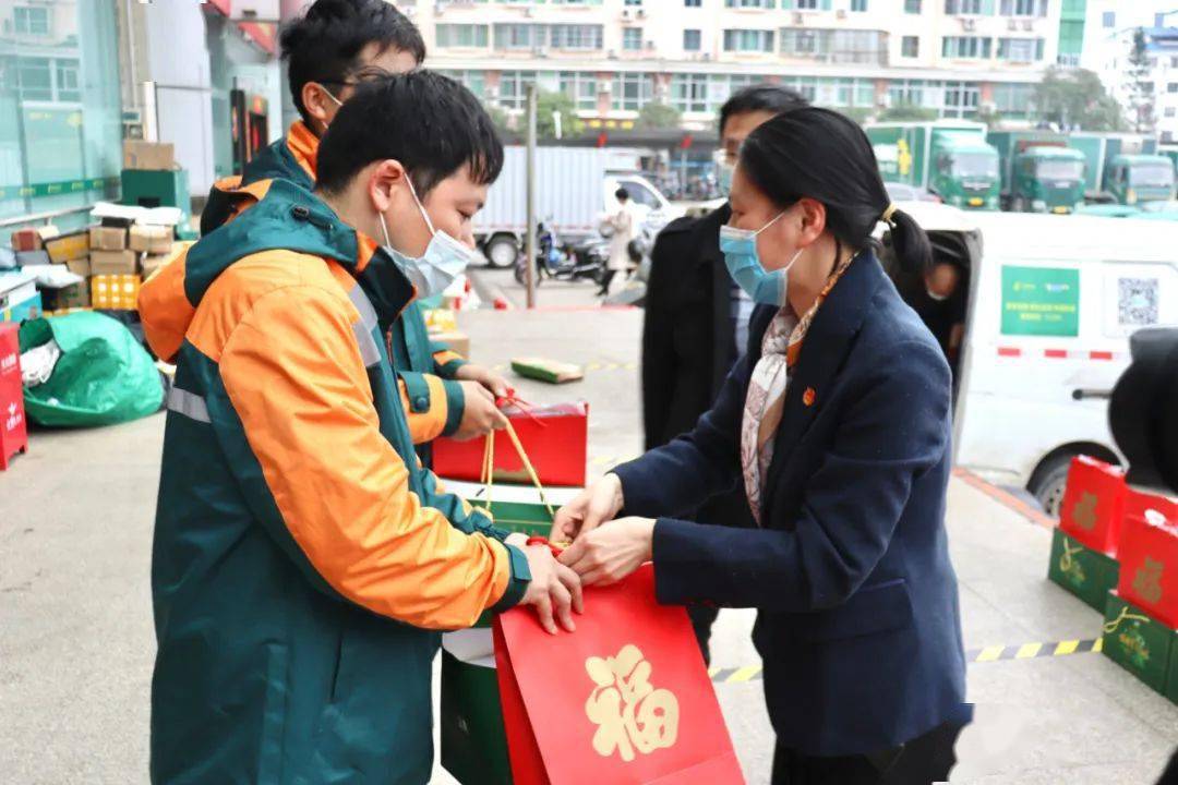 共青團中央 國家郵政局在京慰問郵政快遞從業(yè)青年