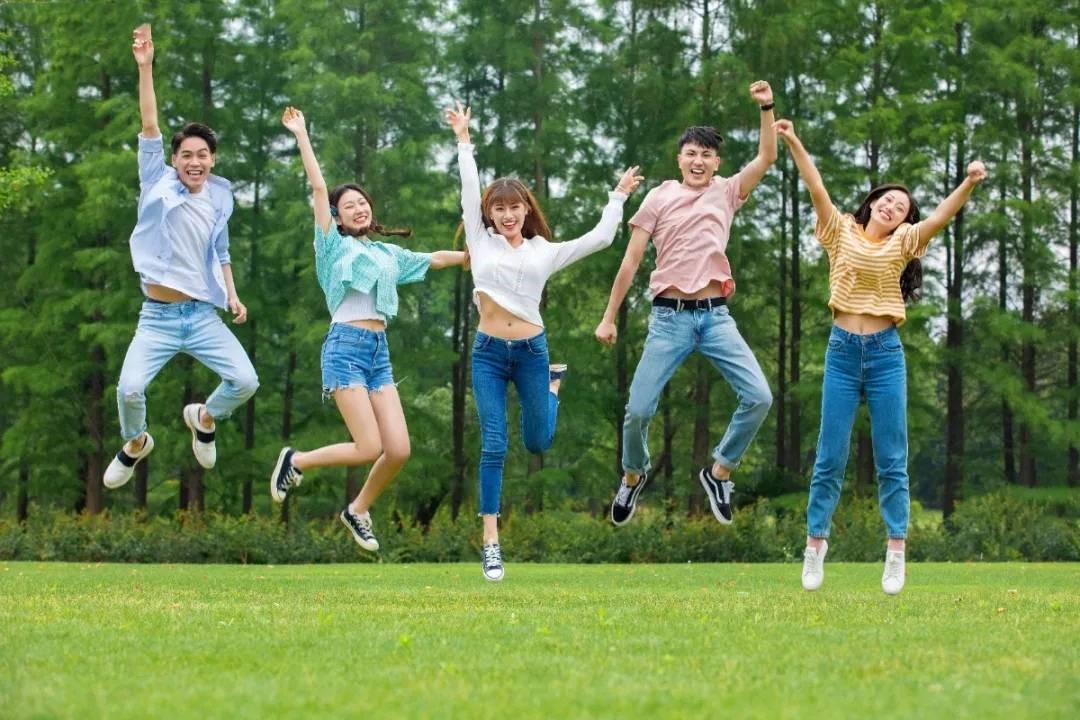 培養(yǎng)真正擁有“四個(gè)自信”的年輕一代