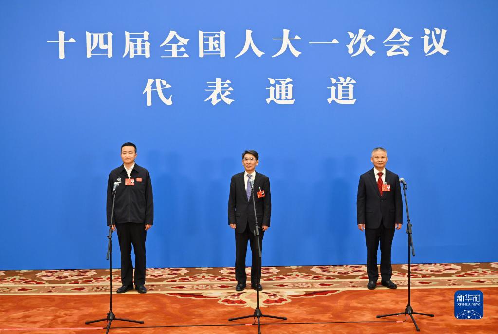 兩會(huì)現(xiàn)場(chǎng)速遞｜勇攀高峰 逐夢(mèng)前行——十四屆全國(guó)人大一次會(huì)議第二場(chǎng)“代表通道”掃描