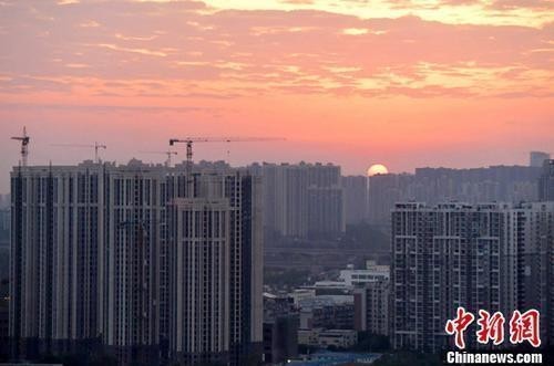 “排隊看房”“千人搖號”再現(xiàn)，樓市“小陽春”來了？