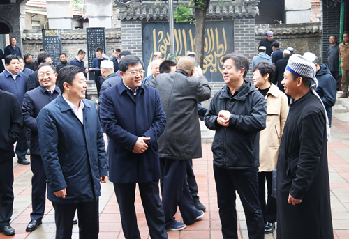 市、區(qū)兩級(jí)領(lǐng)導(dǎo)開(kāi)齋節(jié)慰問(wèn)穆斯林群眾  柳慶發(fā)辛剛英馬軍權(quán)江紹華李超董勝軍等市區(qū)領(lǐng)導(dǎo)送去黨和政府的關(guān)心關(guān)懷