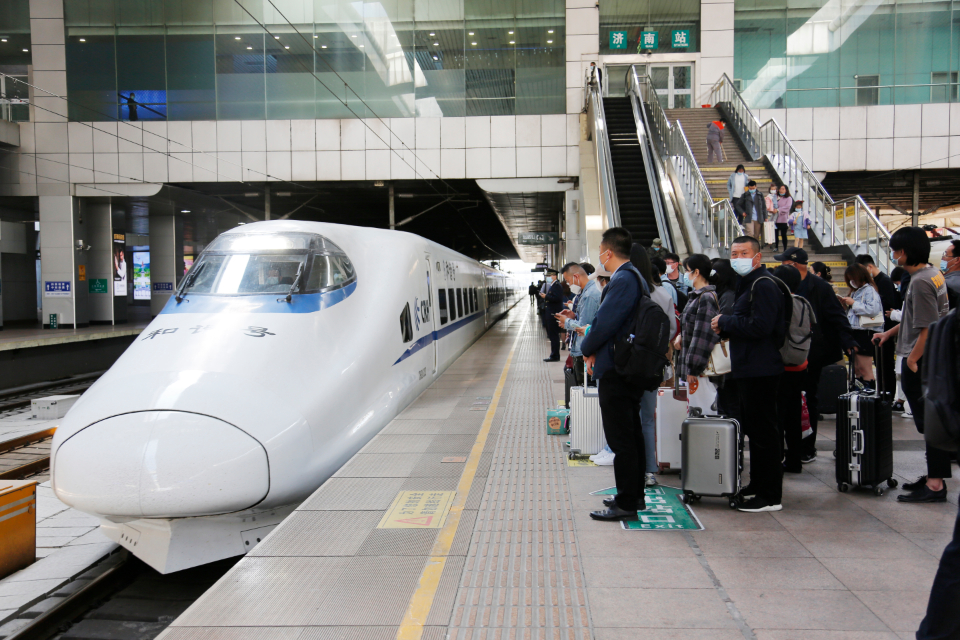鐵路部門加大五一假期運力投放，增開旅客列車1500多列