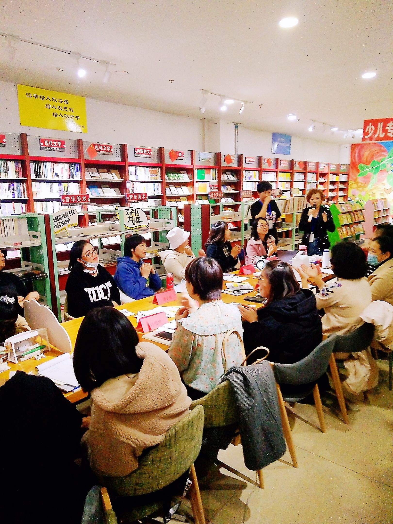 共青團(tuán)聯(lián)合新華書店開展主題讀書活動