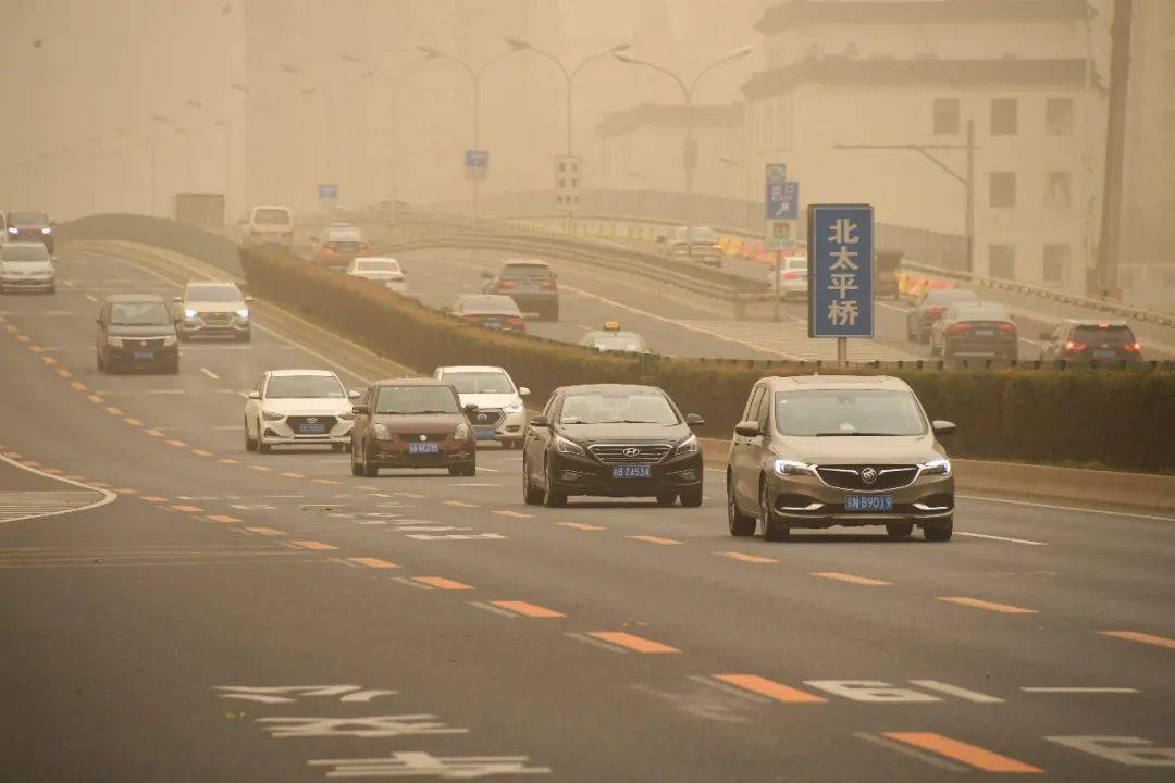 北京今天陣風(fēng)可達(dá)8至9級(jí) 夜間風(fēng)力減弱沙塵消退