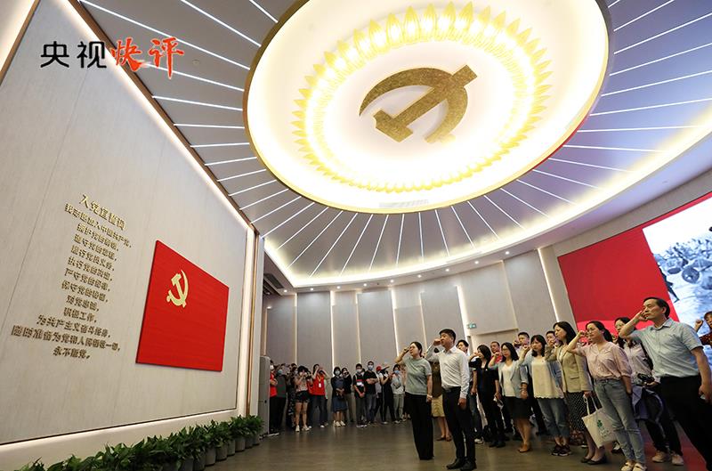 央視快評丨以學增智，從黨的科學理論中悟規(guī)律、明方向、學方法、增智慧