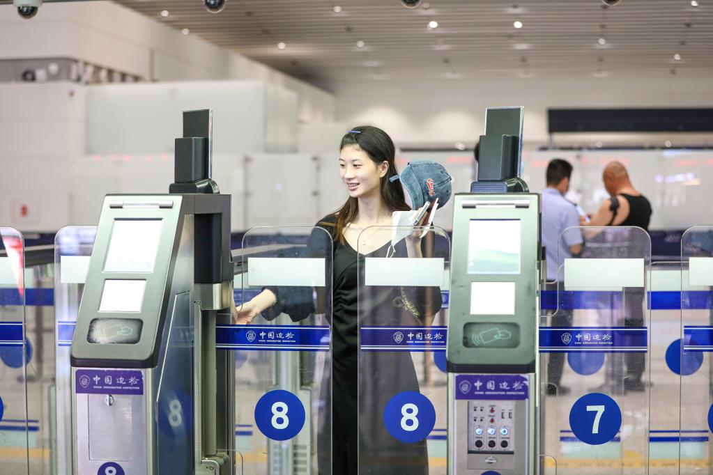 全面恢復口岸快捷通關首日見聞