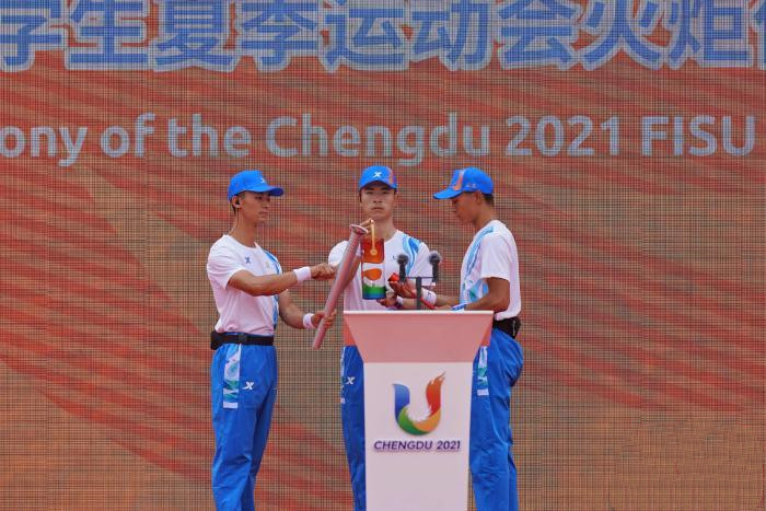 成都第31屆世界大學(xué)生夏季運(yùn)動(dòng)會(huì)哈爾濱站火炬?zhèn)鬟f圓滿成功
