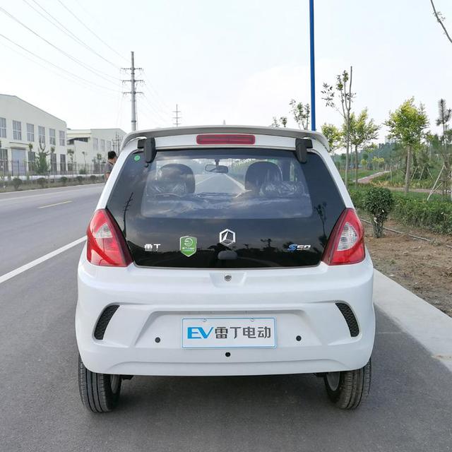 無牌無證逆行占道亂停亂放等問題突出 “老年代步車”該何去何從？