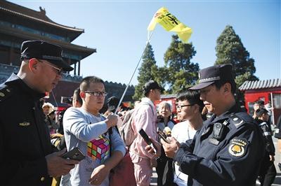在故宮里，穿警服的他們，比導游更懂故宮歷史