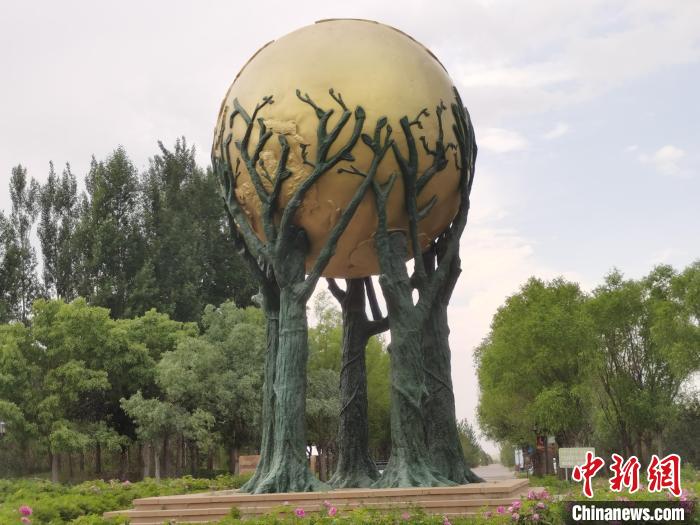 走進(jìn)中國第七大沙漠：片片綠色染沙海