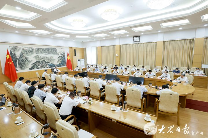 省委召開省級黨員領(lǐng)導(dǎo)干部會議 傳達(dá)學(xué)習(xí)習(xí)近平總書記重要講話重要指示 林武講話 陸治原出席