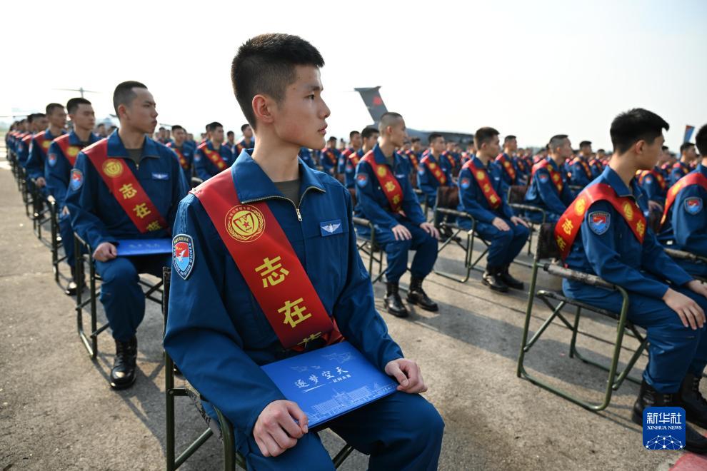 空軍招飛錄取數(shù)質(zhì)量創(chuàng)歷史新高 今起使用多架運(yùn)-20運(yùn)送新飛行學(xué)員