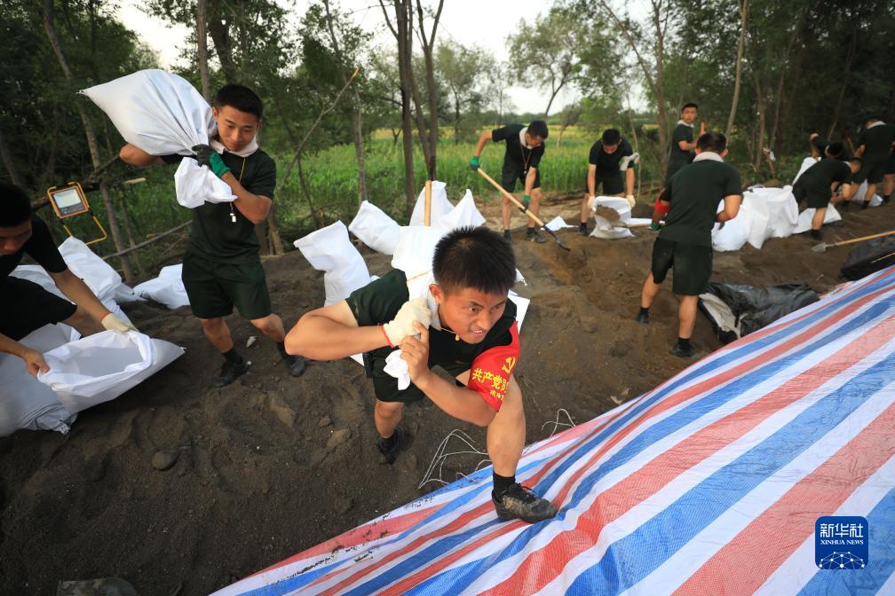 風(fēng)雨中，黨旗高高飄揚(yáng)——解放軍和武警部隊(duì)廣大黨員奮戰(zhàn)防汛抗洪救災(zāi)一線見(jiàn)聞
